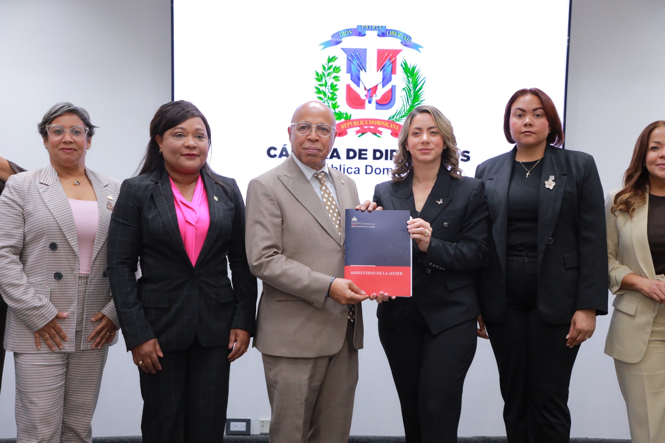 Alfredo Pacheco recibe el proyecto de ley Mirabal: «Una mujer en peligro no debe encontrar muchas puertas, debe encontrar un solo Estado»