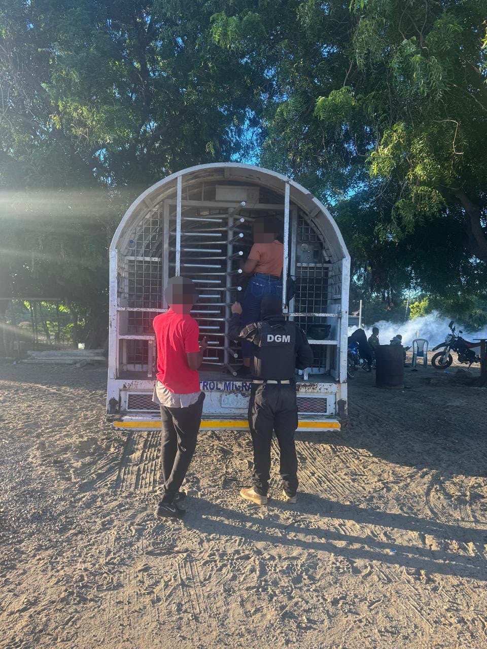 DGM reporta 3,894 detenidos en el fin de semana; en Dajabón 647, Santo Domingo 530 y Elías Piña 433 DGM reporta 3,894 detenidos en el fin de semana; en Dajabón 647, Santo Domingo 530 y Elías Piña 433