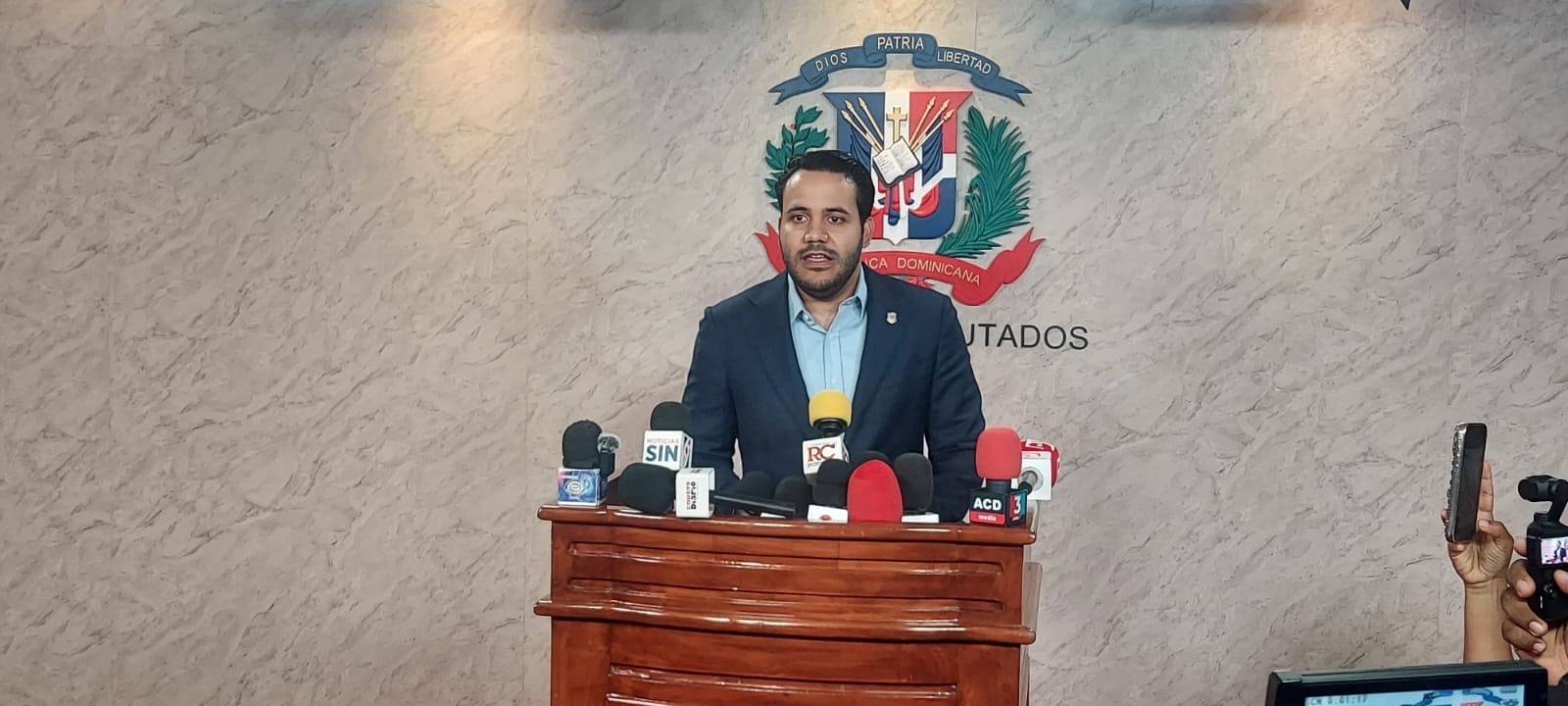 Proyecto de ley aumenta las pensiones, baja a la mitad la comisión de las AFP, controla sus gastos y amplía el acceso a la salud Proyecto de ley aumenta las pensiones, baja a la mitad la comisión de las AFP, controla sus gastos y amplía el acceso a la salud