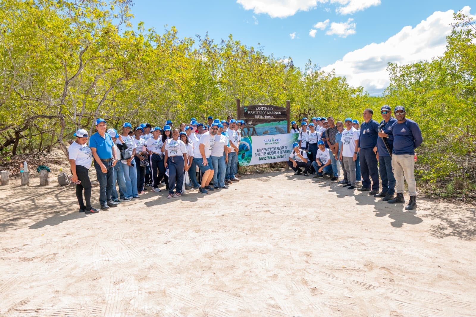 Empresa Seaboard realiza un operativo de recogida de desechos sólidos en el Santuario de Mamíferos Marinos de Manatí Puerto Plata