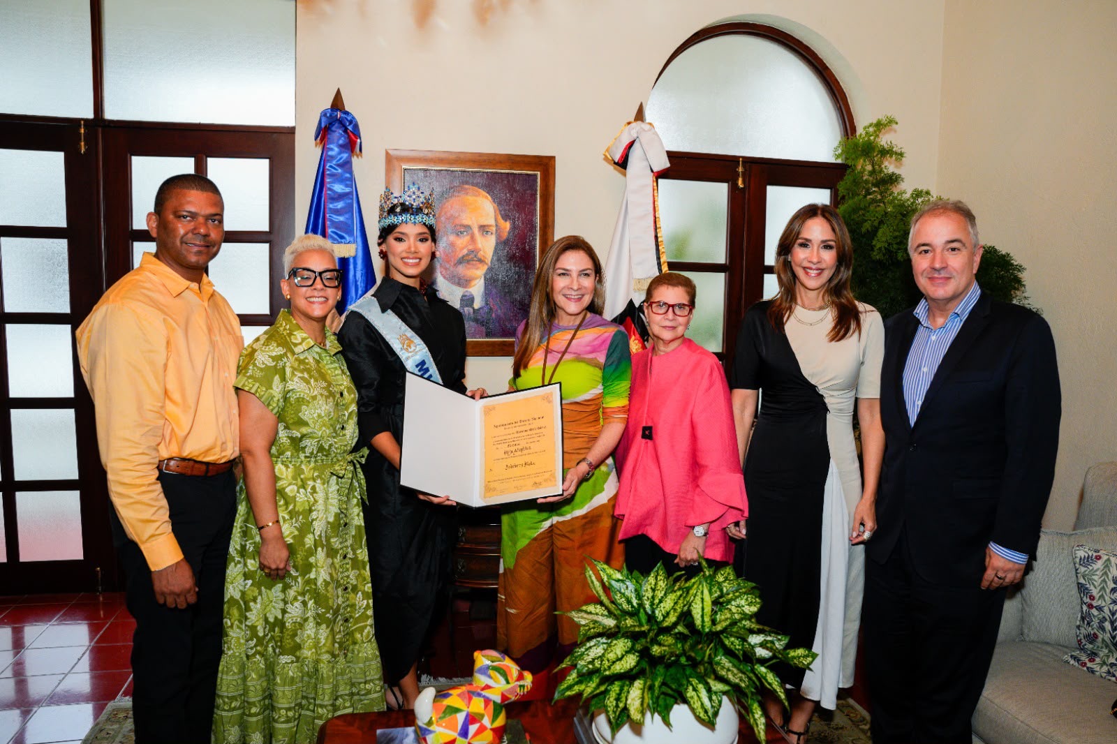 Carolina Mejía reconoce como hija adoptiva de Santo Domingo a Joheirry Mola, Miss Mundo 2026