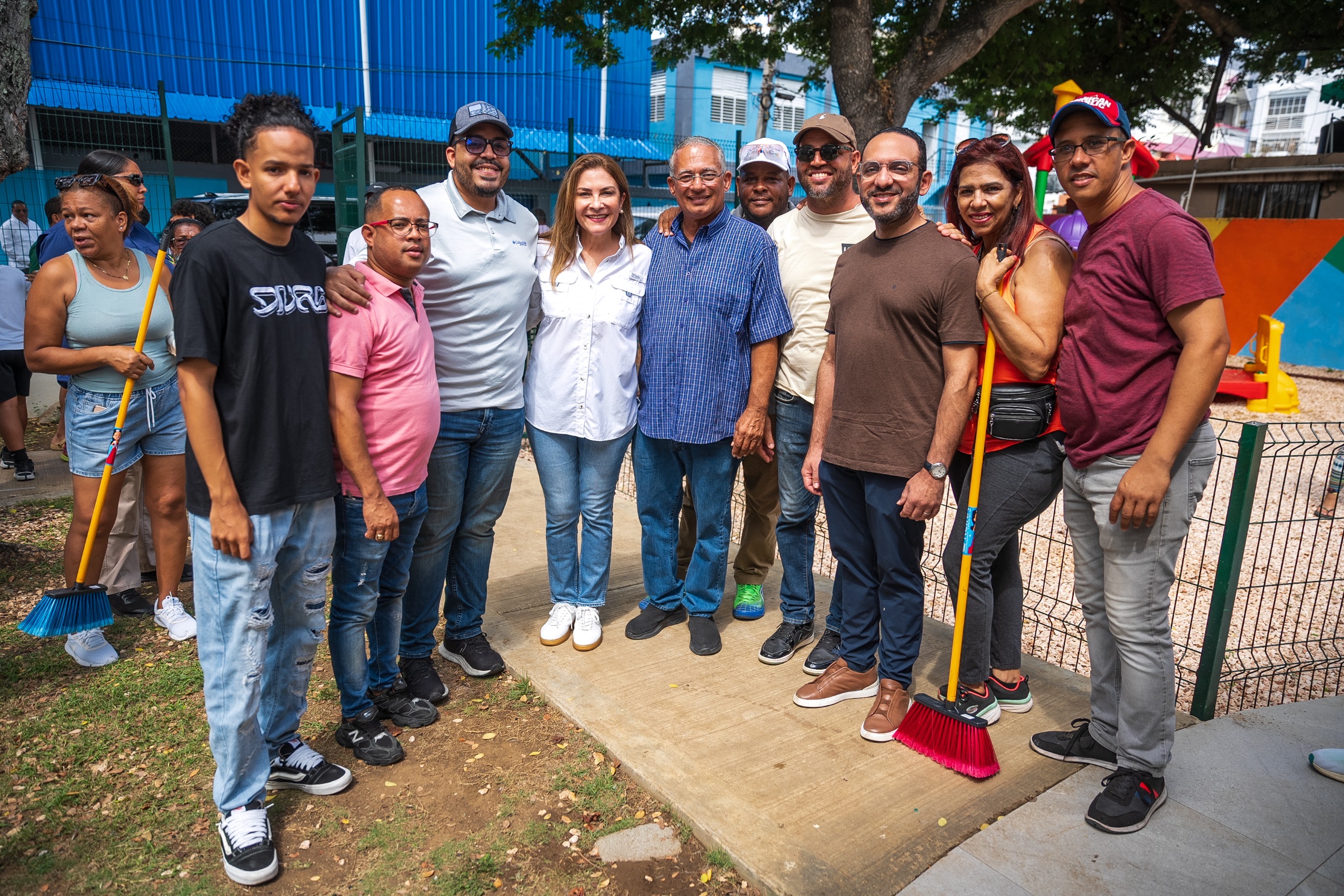 Carolina Mejía logra gran integración comunitaria en lanzamiento del programa “Yo Barro mi Frente” en el sector 30 de Mayo